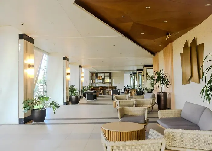 Modern Near Robinsons Pinas *